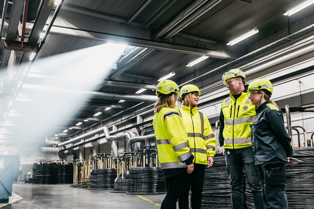 Operatörer på Suzuki Garphyttan pratar med varandra i deras produktion. 